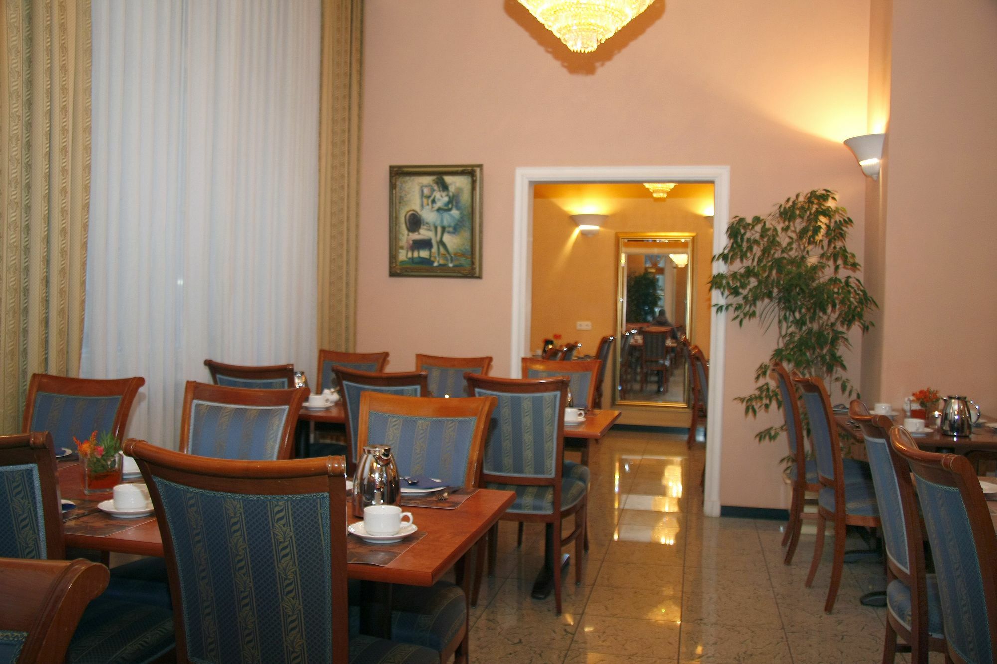 Apartment Hotel KRAL - BUSINESS HOTEL&SERVICED APARTMENTS Erlangen Buitenkant foto